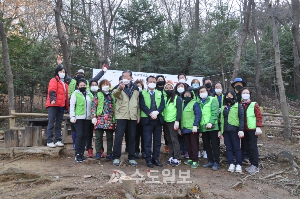 (사)자연보호 부천시협의회는 지난 26일 겨울새 먹이주기 행사를 가졌다.