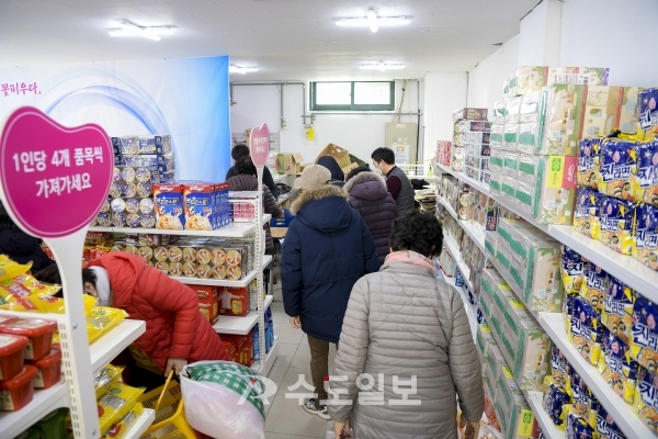 권분가게에서 시민들이 생필품을 가져가고 있다.