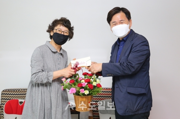 지난해 5월 6일 김호진 부시장이 현곡면 금장리 거주 김영애씨에게 자녀를 대신해 카네이션 꾸러미와 감사편지를 전달하고 있다.