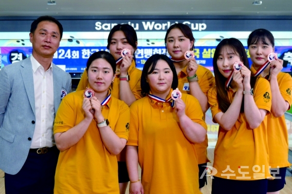 부평구청 선수단은 지난 13일까지 진행된 실업볼링회장기 에 참가해 최종 3위로 동메달을 땄다. /부평구 제공