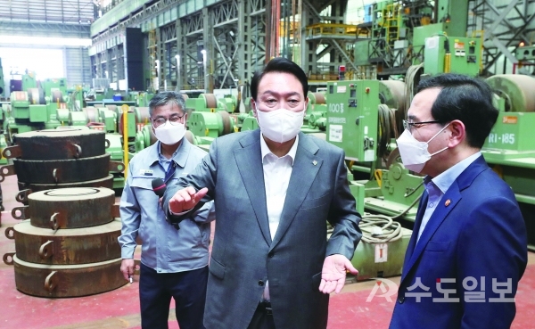 윤석열 대통령이 22일 경남 창원 두산에너빌리티를 방문해 원자로 제작 공장을 시찰하고 있다.