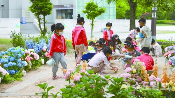 경주엑스포대공원을 방문한 어린이들이 꽃밭놀이터에서 모래놀이를 하고 있다./경주시 제공