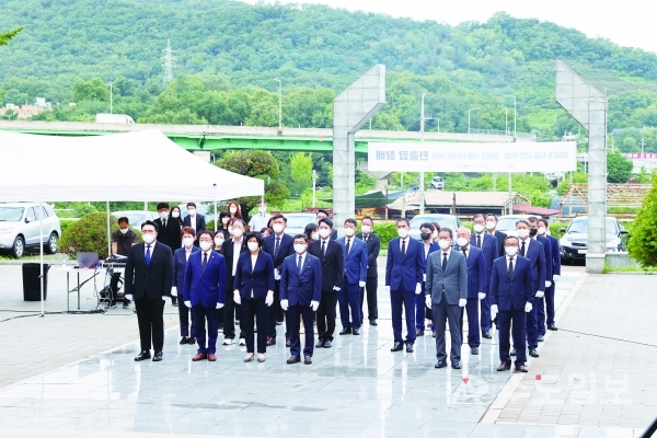 제9대 시흥시의회 의원들이 7월 1일 오전 8시 논곡동 현충탑을 방문,공식일정에 돌입했다.