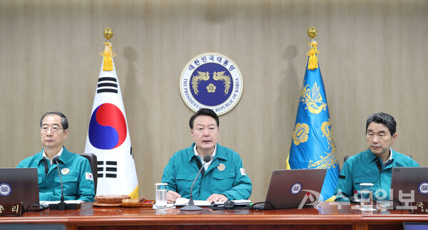 윤석열 대통령이 18일 서울 용산 대통령실 청사에서 열린 국무회의를 주재하고 있다.