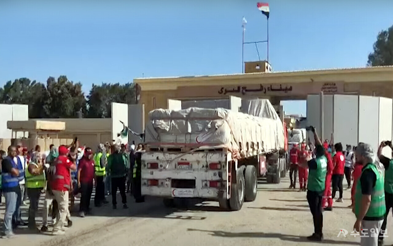 전쟁으로 파괴된 가자 지구를 위한 인도적 지원을 실은 트럭 행렬이 라파 국경을 통과하기 시작했다.(사진=수도일보)
