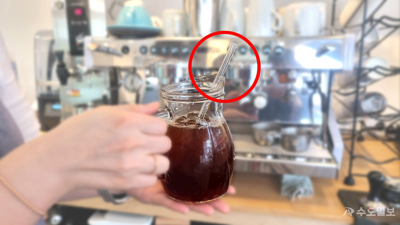 지난 4일, 시내 한 커피숍에서 플라스틱 빨대 대신 ‘유리로 만든 빨때’(빨간 원)를 제공하고 있다. 일회용품 규제가 지난해 11월 24일 시행된 후 1년의 계도기간 종료를 앞두고 있기 때문이다.(사진=수도일보)