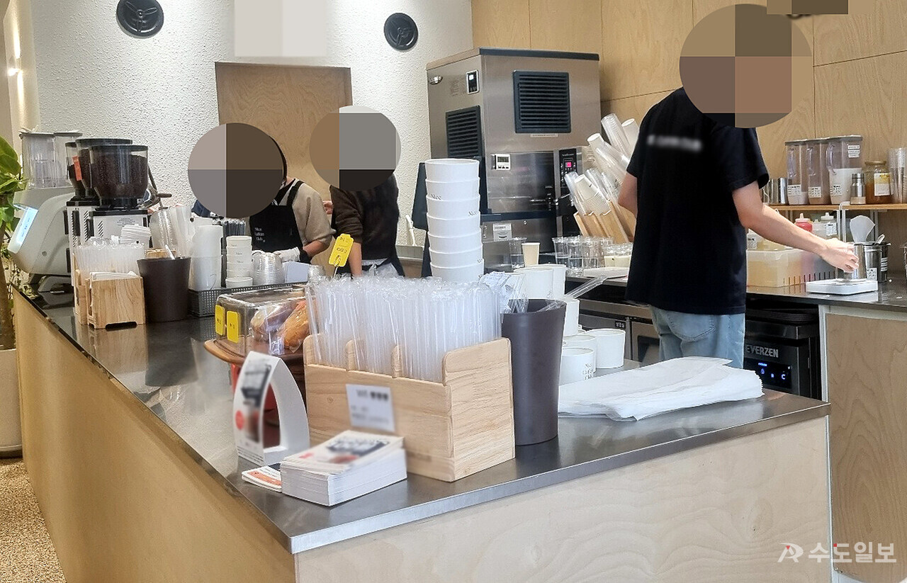 일회용품 사용 규제가 백지화 되면서 식당이나 카페에서 일회용 종이컵을 계속 사용할 수 있다. 서울시내 한 커피숍에 일회용 플라스틱 제품이 놓여있다.(사진=수도일보)