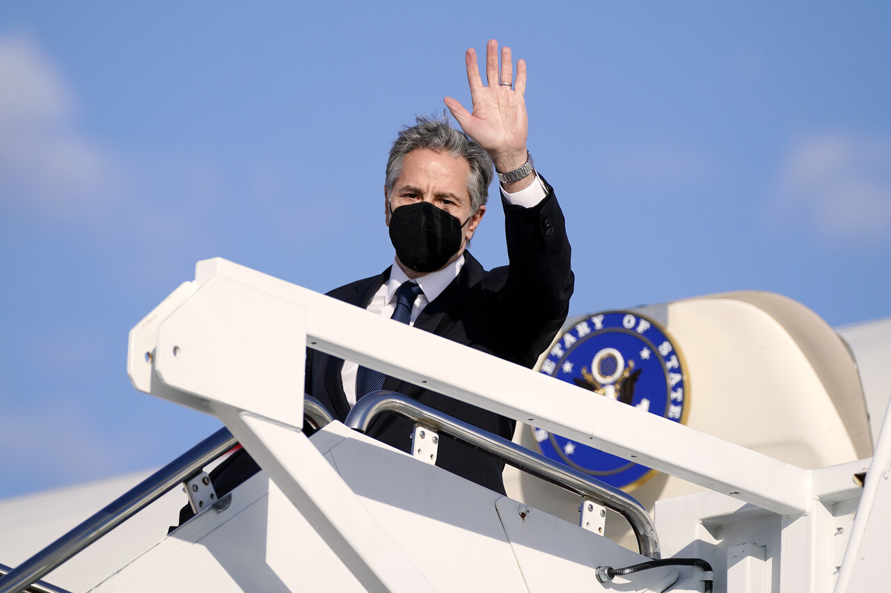 앤서니 블링컨 미국 국무장관이 미 메릴랜드주 앤드루스 공군기지에서 손을 흔들고 있다.(사진=뉴시스)