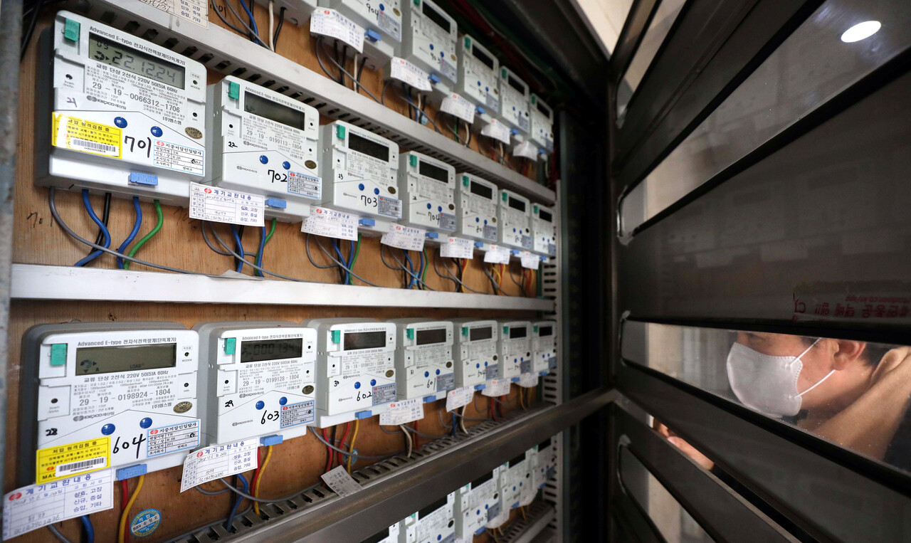 서울 시내의 한 오피스텔에서 시민이 전기계량기를 살펴보고 있다.(사진=수도일보)