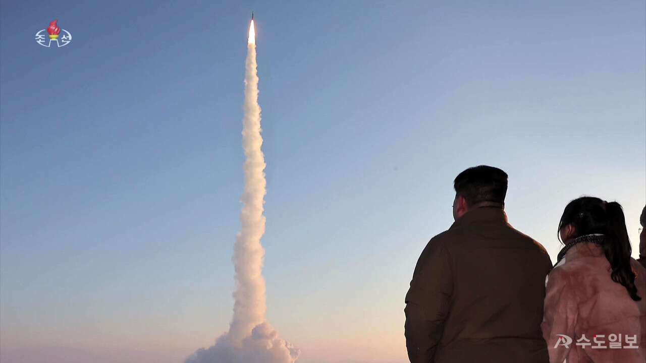 지난 18일 김정은 북한 국무위원장이 고체연료 신형 ICBM '화성-18형' 발사를 참관했다고 조선중앙TV가 19일 보도했다. / 조선중앙TV 캡처