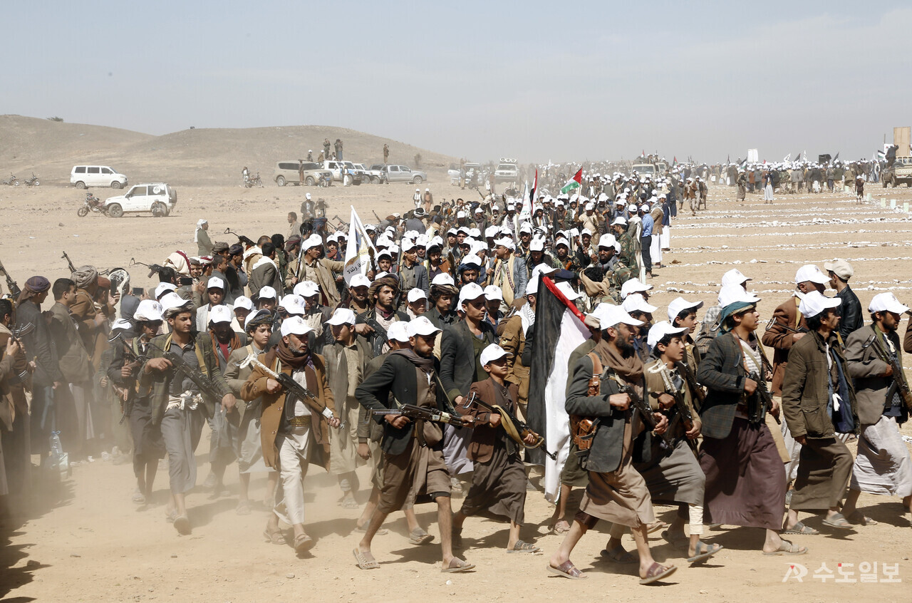 후티 반군 대원들이 지난 22일(현지시각) 예멘 사나에서 가자지구 팔레스타인인들을 지지하고 미국의 공습에 항의하는 집회에 참석해 행진하고 있다. / 뉴시스