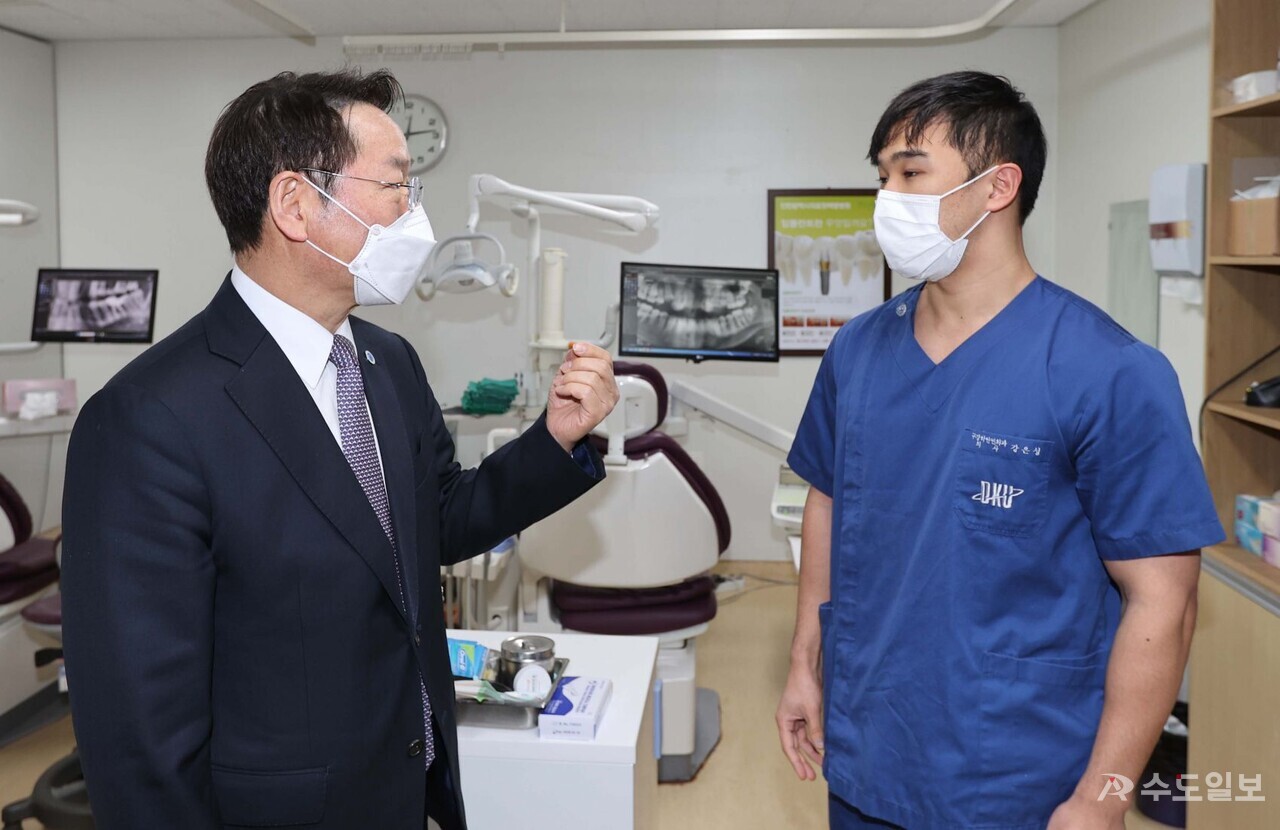 유정복 시장이 2월 28일 백령병원을 방문해 의료현황을 점검하고 있다. / 인천시