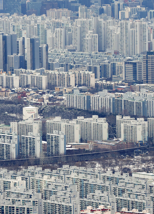 서울 아파트 매매가격이 하락세를 보이고 전세가격 지수가 상승하며 매매가 대비 전세가를 나타내는 전세가율이 7개월 연속 상승했다. 서울 도심 아파트 단지의 모습./뉴시스