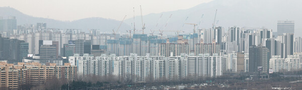 신규 아파트 분양 가격이 오르면서 전국 아파트 분양권 거래량이 증가하고 있다. 사진은 5일 서울 시내 아파트 밀집 지역./뉴시스