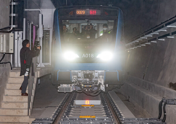 오는 30일 개통을 앞둔 수도권광역급행철도(GTX)-A 수서-동탄 구간 열차가 영업시운전을 위해 대기하고 있다./뉴시스