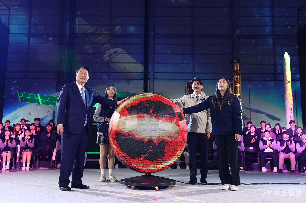 윤석열 대통령이 13일 사천 한국항공우주산업에서 열린 대한민국 우주산업 클러스터 출범식에서 출범 퍼포먼스를 하고 있다.
