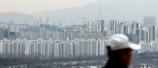 신규 아파트 분양 가격이 오르면서 전국 아파트 분양권 거래량이 증가하고 있다. 서울 시내 아파트 밀집 지역./ 뉴시스