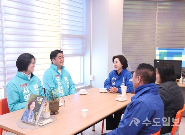 홍성규 후보와 사무실에서 대화하는 송옥주 의원(좌측에서 세번째) / 송옥주 의원