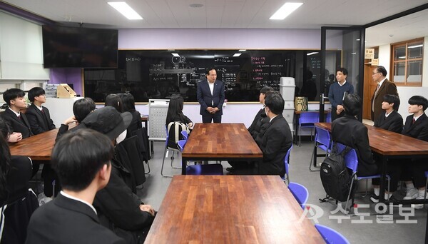 이권재 시장이 운천고등학교에 방문해 로봇동아리 학생들을 격려했다. / 오산시