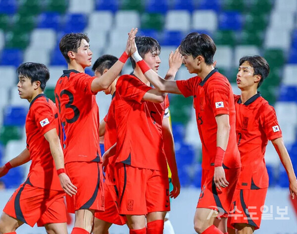 서아시아축구연맹 U-23 챔피언십 결승에서 우승을 확정짓고 기뻐하는 올림픽 대표팀. / 대한축구협회