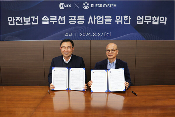 HNIX 차동원 대표(오른쪽)와 되고시스템 김용필 대표가 파트너십 체결 후 기념촬영을 하고 있다.