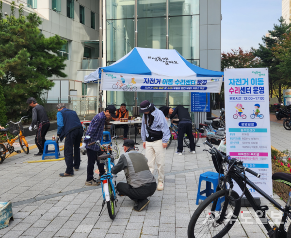 동주민센터에서 ‘찾아가는 자전거 수리센터’를 운영하고 있다. / 성동구